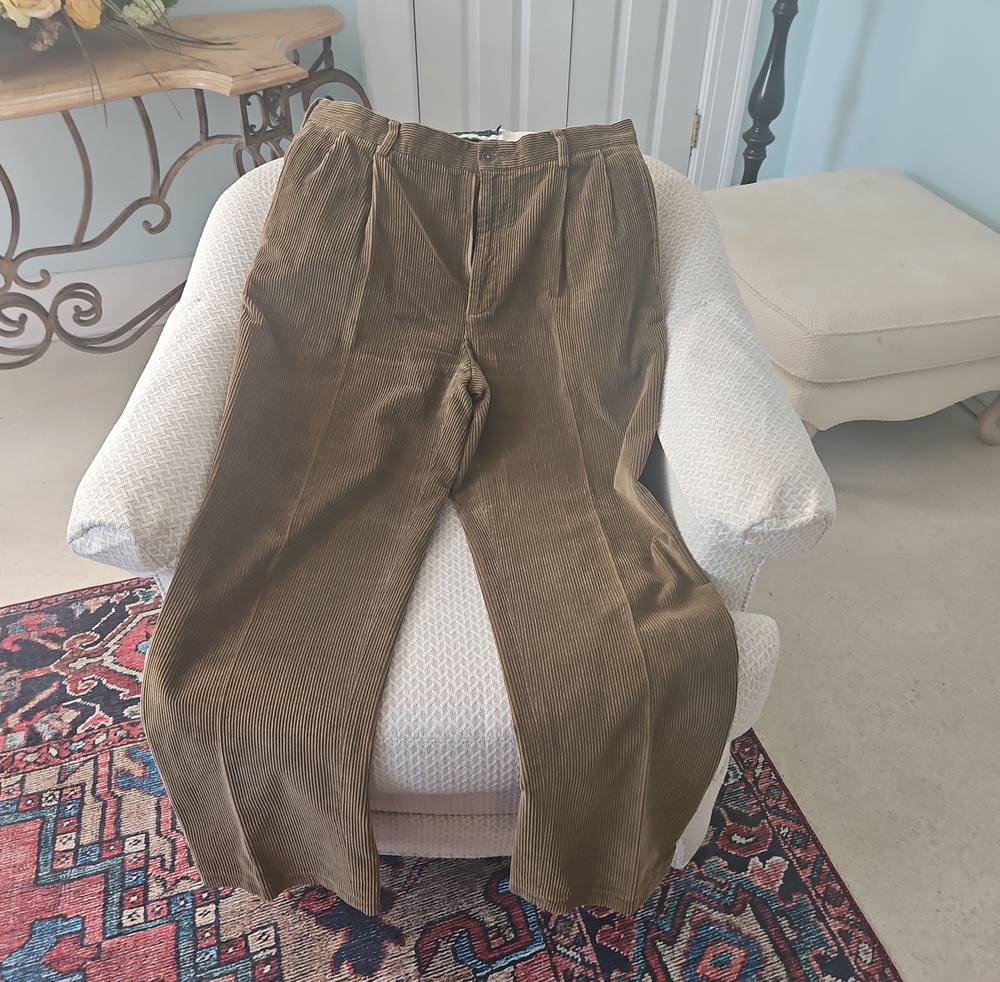 Filson Men's Corduroy Pleated Trousers in Olive